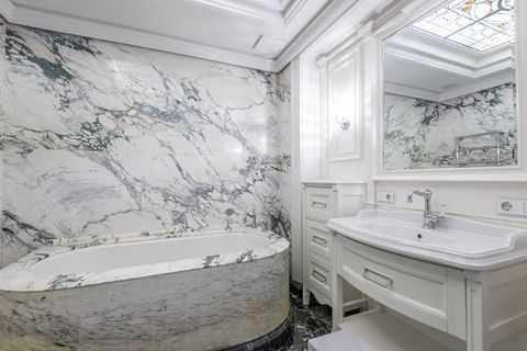 Какой материал ванны дольше сохраняет тепло?