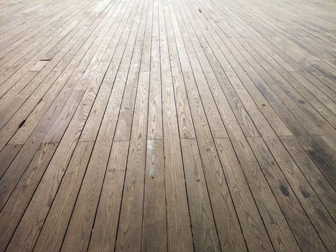 Почему широкоформатная доска скрипит и даёт щели именно в новостройках?