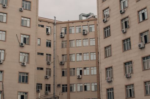 Почему открытая установка внешних блоков невозможна в «Поклонная, 9»