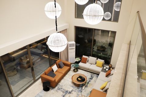 Почему одной люстры недостаточно: особенности гостиной 50+ м²