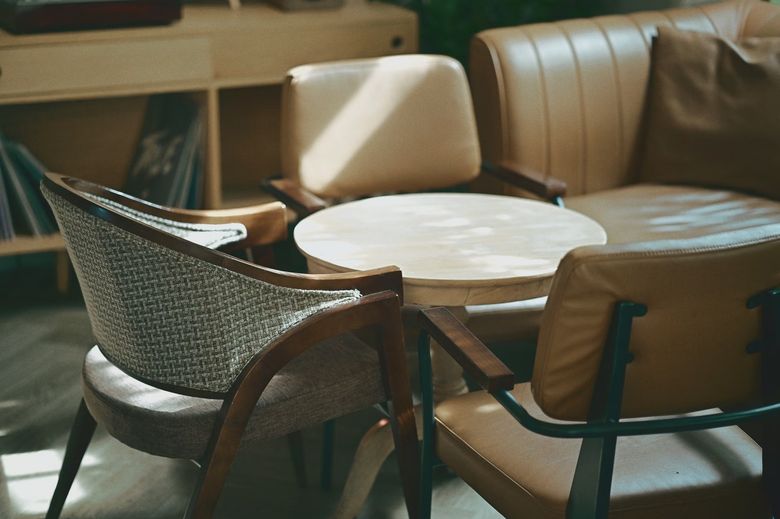 Стилевой анализ: что объединяет кресло ампир, диван mid-century modern и консоль ар-деко