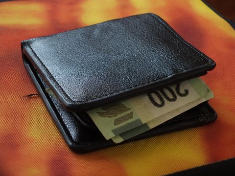 Как курс валют влияет на цены отделочных материалов: механизмы и цепочки