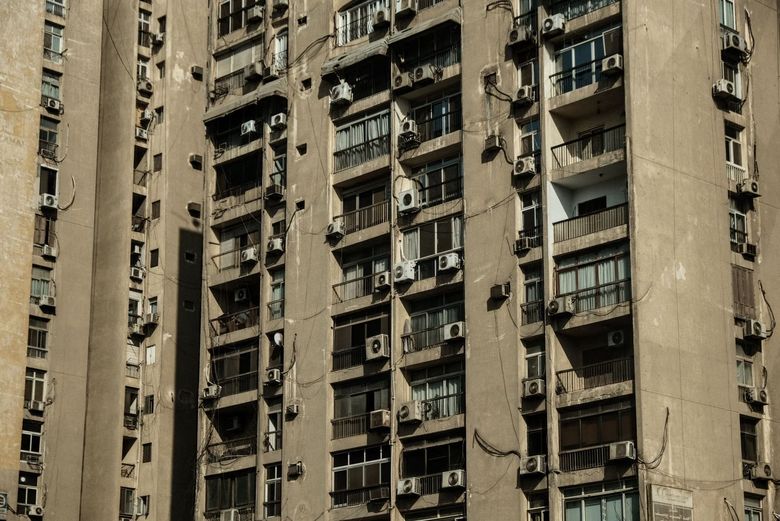 Почему в ЖК «Белый Лебедь» запрещают монтаж на фасаде?